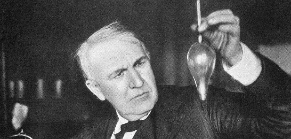    Томас Эдисон (1847-1931) с лампой накаливания