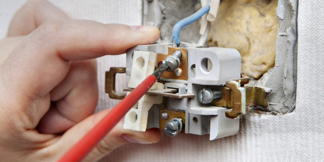 Два провода, и столько ошибок: где должна быть фаза в розетке по негласному правилу электриков?