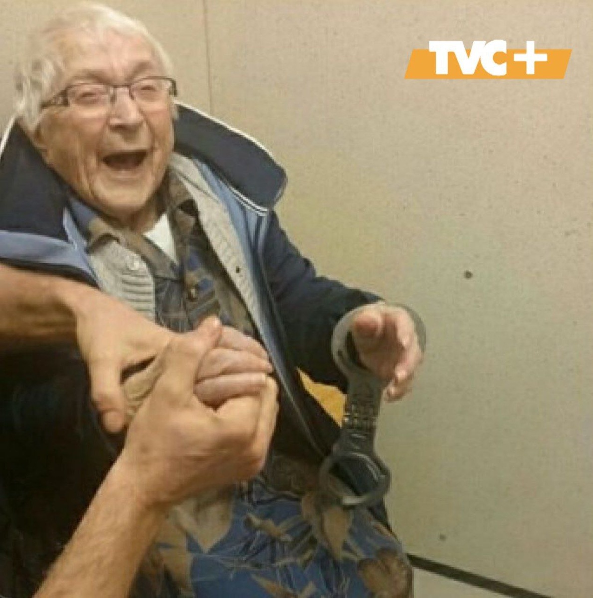 Счастливая Энни за решёткой.