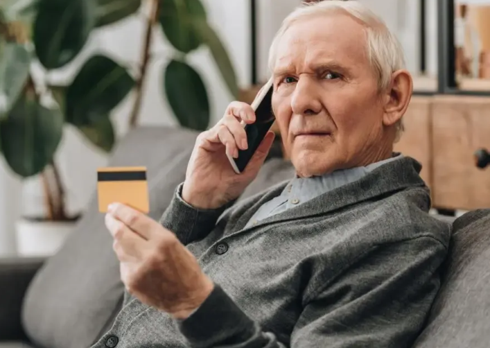 Для пенсионеров, получающих выплаты на карту Сбера, в 2026 году вводятся обновлённые условия