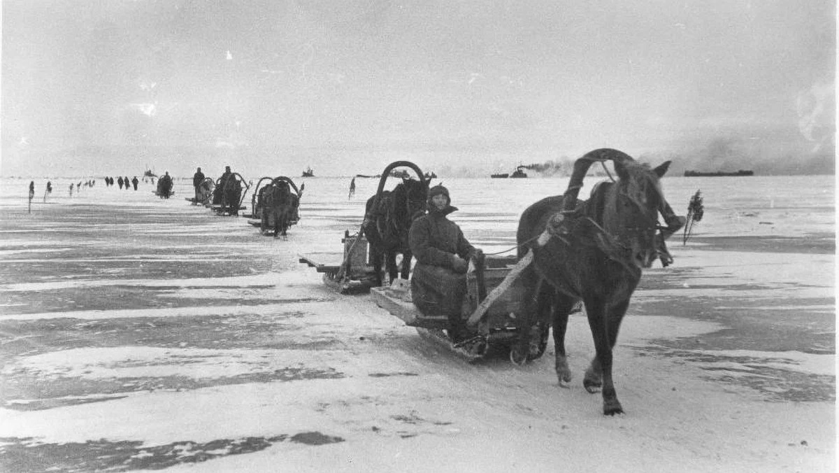 Фотография одного из первых санных обозов, 24 ноября 1941 года.