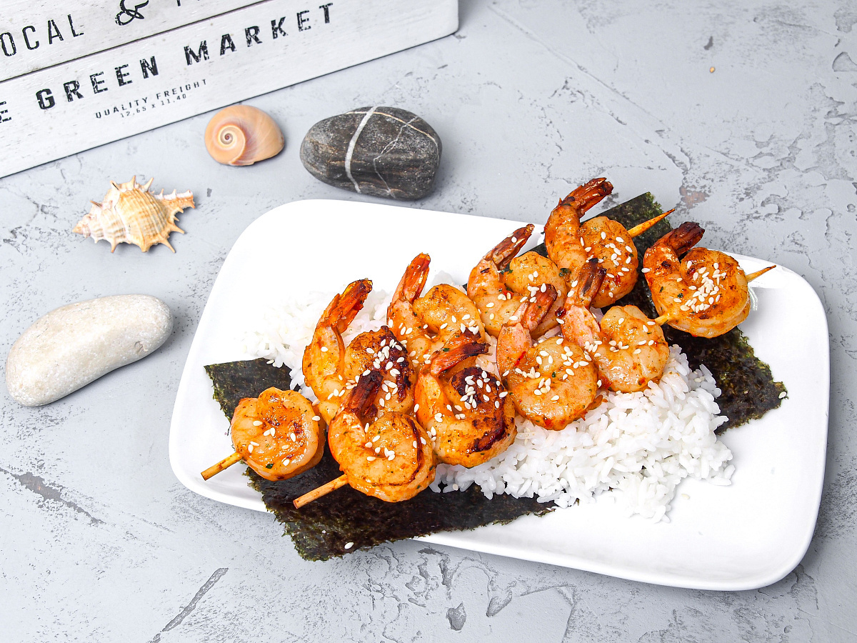 Креветки по-португальски в соусе пири-пири с белоснежным рисом