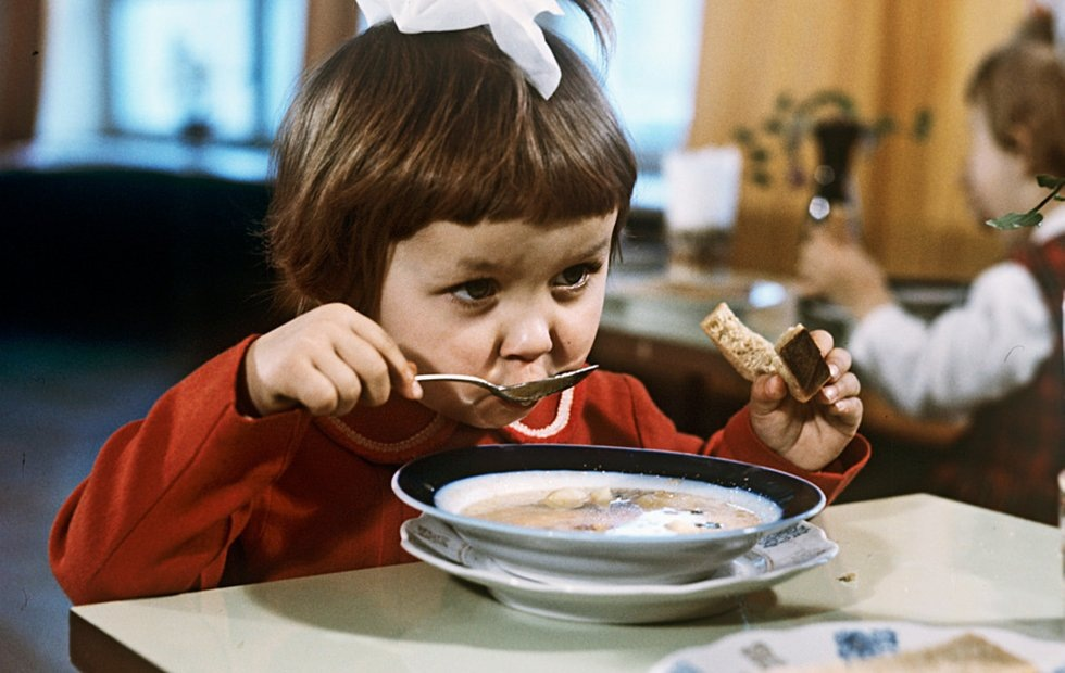 Завтрак в советское время был не просто приёмом пищи — это был утренний ритуал. Манная каша, бутерброд с докторской колбасой и стакан молока.