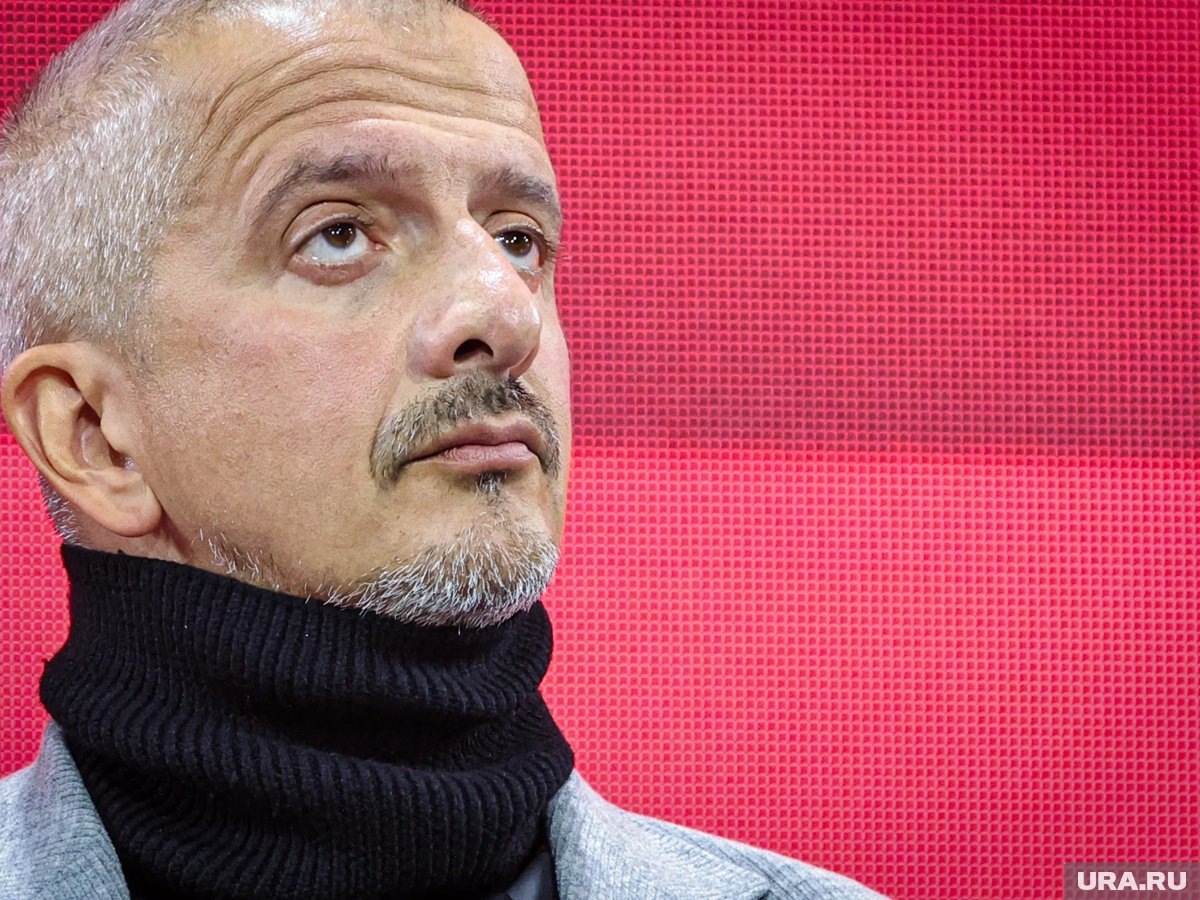     Выпускники МХАТ потребовали сменить