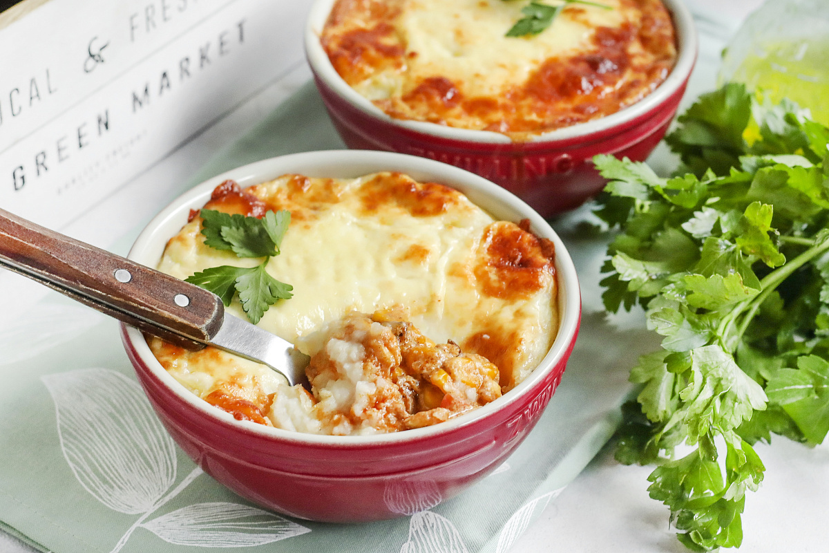 Картофельный гратен с куриным филе и шампиньонами под сырной шапочкой