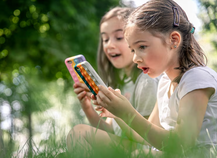 Когда ребёнку нужен смартфон: наш семейный опыт с тремя детьми