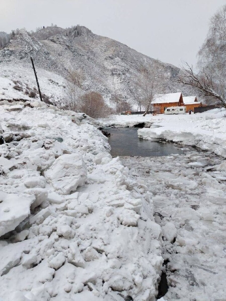    Борьба с угрозой подтопления домов и дорог в Эдигане. Источник: t.me/AElekov
