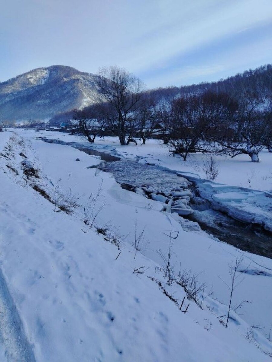    Борьба с угрозой подтопления домов и дорог в Эдигане. Источник: t.me/AElekov