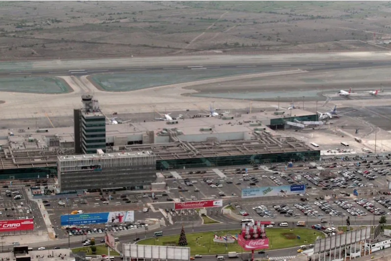 На фото: вид на терминал и взлётно-посадочную полосу в Хорхе Чавесе. (perunorth.com)