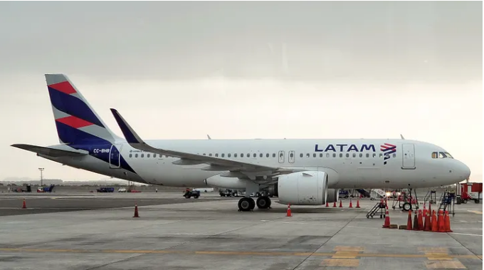 «Открывайте двери и начинайте эвакуацию», — приказал капитан. Столкновение рейса 2213 авиакомпании LATAM Perú с пожарной машиной.