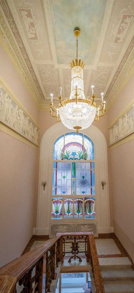 Особняк Миндовского. Лестница и витражи, фотография из открытых источников Яндекса