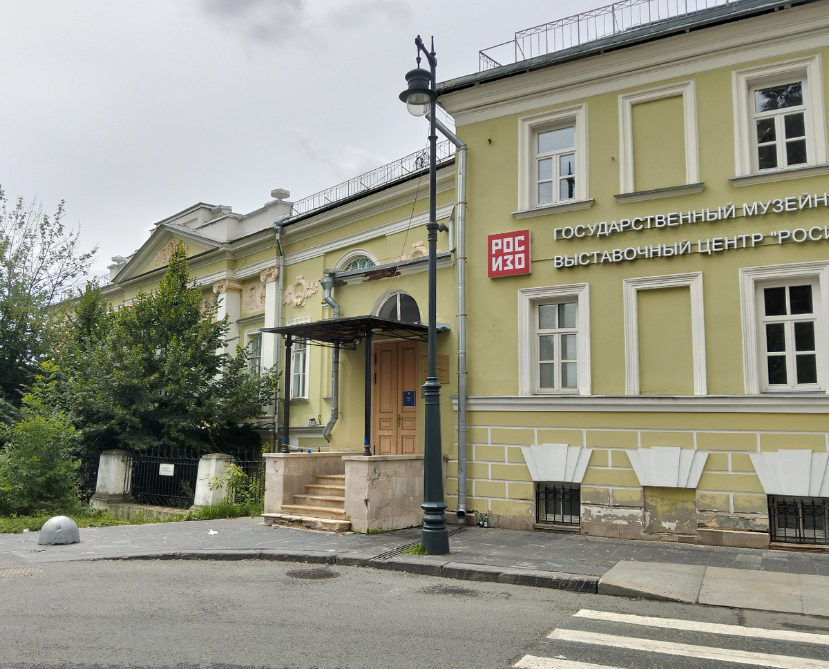 Парадный вход в усадьбу