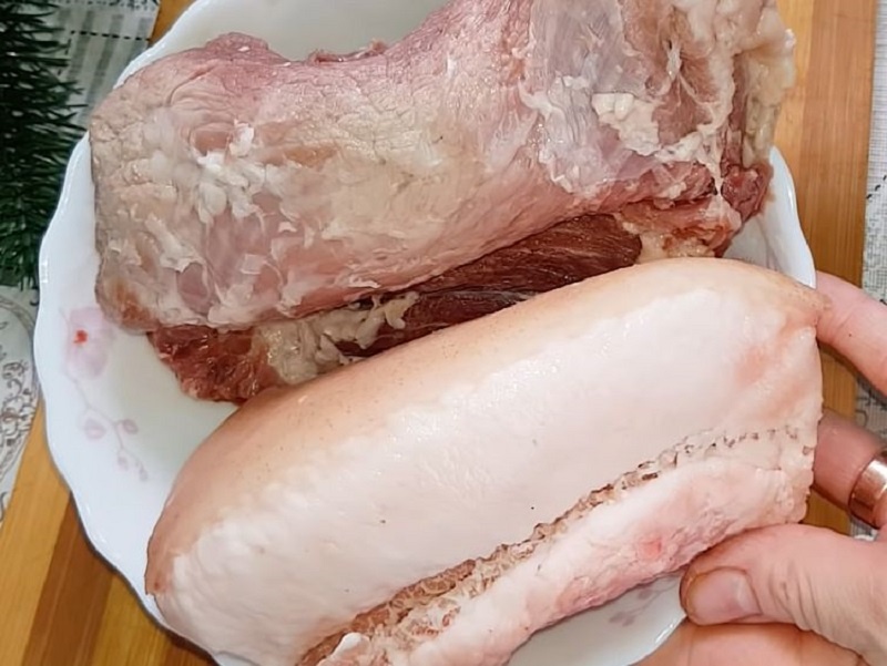 Картофельная колбаса со шкварками: как сделать сочную и ароматную закуску из простых продуктов