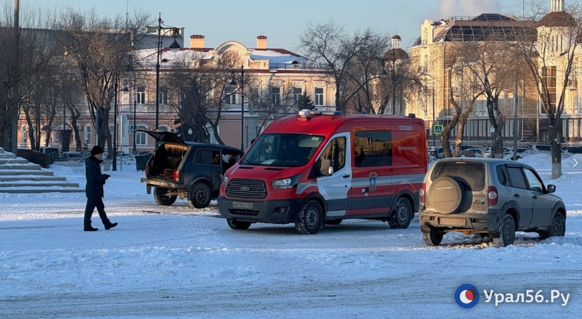    На площади Ленина в Оренбурге недалеко от здания правительства загорелся автомобиль Niva