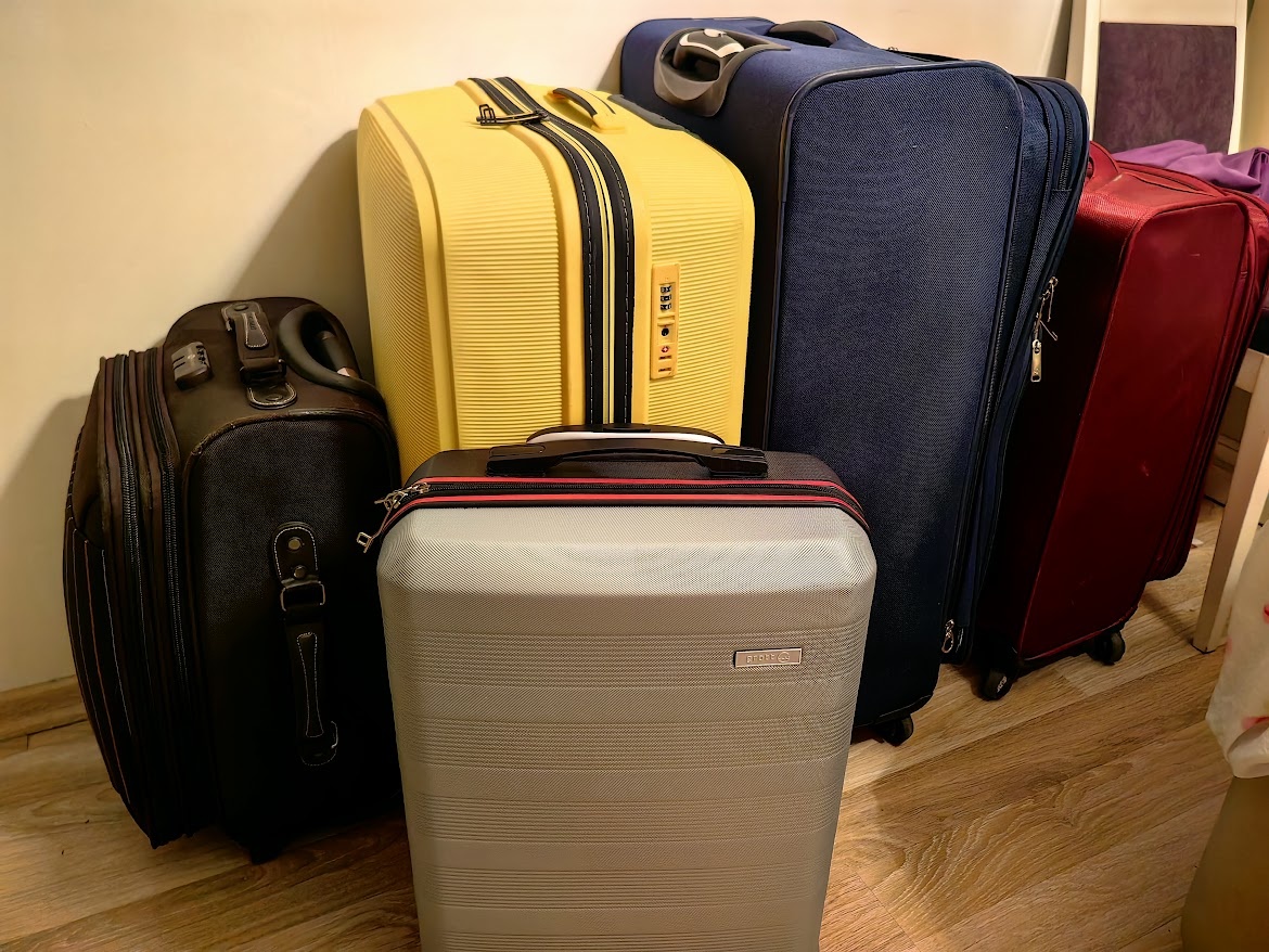 Чемоданы. Запихнуть в них всё прожитое за сорок лет ох как непросто...