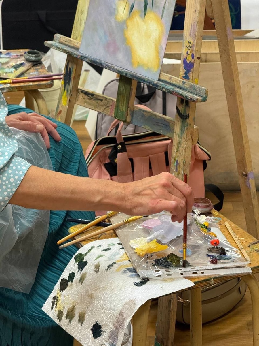 Кстати, для равномерности фона можно будет взять губку или растушевать мягкой кистью