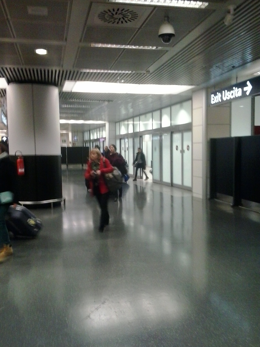 фото с делано издалека, но на нем видно что сумка небольшая 