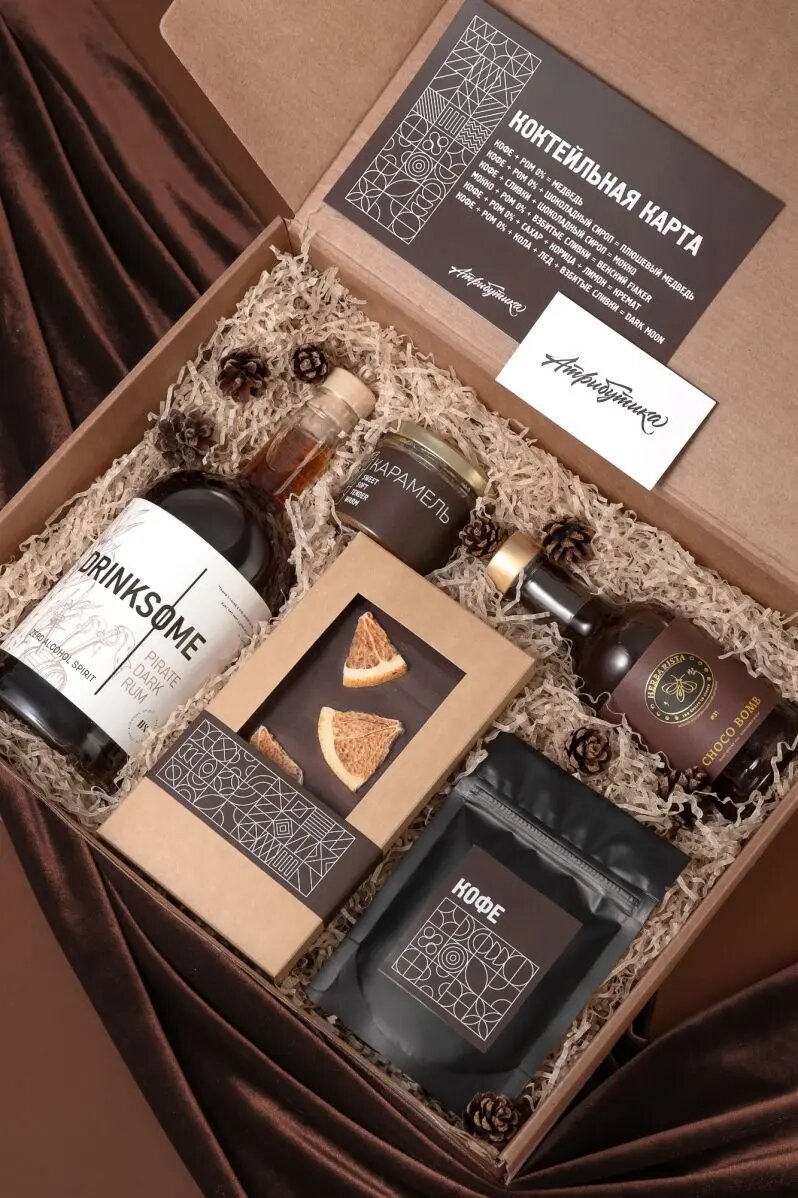 Шоколад горький с цитрусами. 100 гр , Соленая карамель в манжете , Открытка с рецептом , Темный ром “Pirate Rom” - основа для коктейля б/а, 0.7л , Сироп “Шоколадная бомба” , Кофе молотый. 50 г , Крафт коробка, перевязана бархатной узкой лентой с тегом