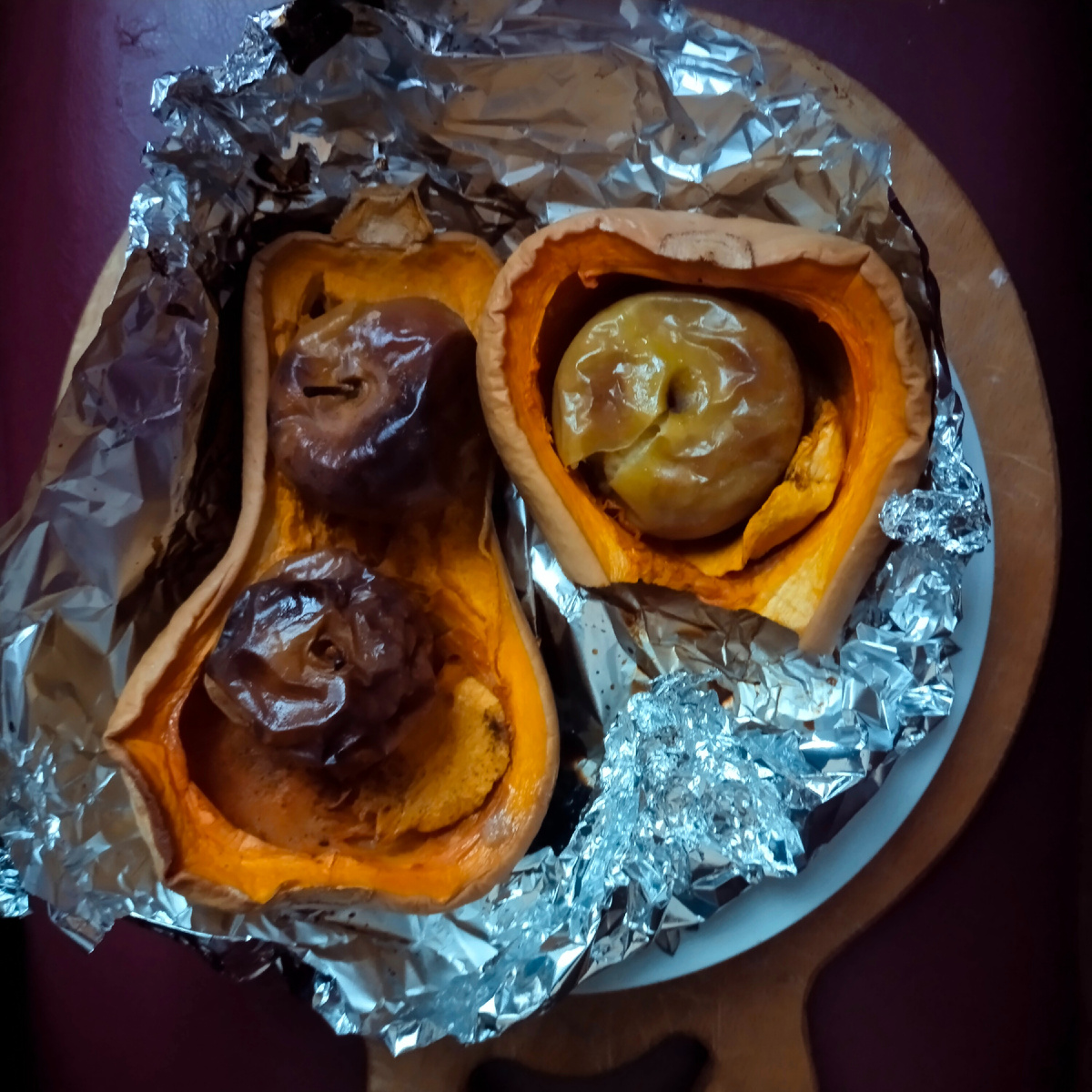 Тыква, запечённая с яблоками и специями в моей духовке. Фото тоже мое