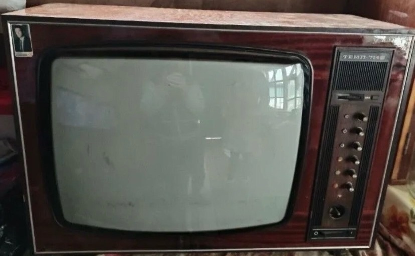 Выкинул старый магнитофон, телевизор и приемник, а мог заработать. Почему не стоит выбрасывать советскую электронику