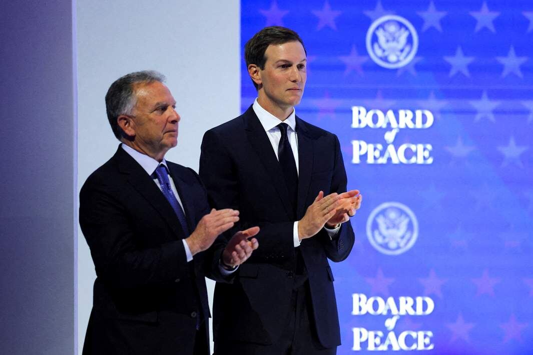 Зять президента США Дональда Трампа Джаред Кушнер и специальный посланник США Стив Уиткофф на 56-м ежегодном Всемирном экономическом форуме (ВЭФ) в Давосе, 22 января. Фото: REUTERS/Denis Balibouse