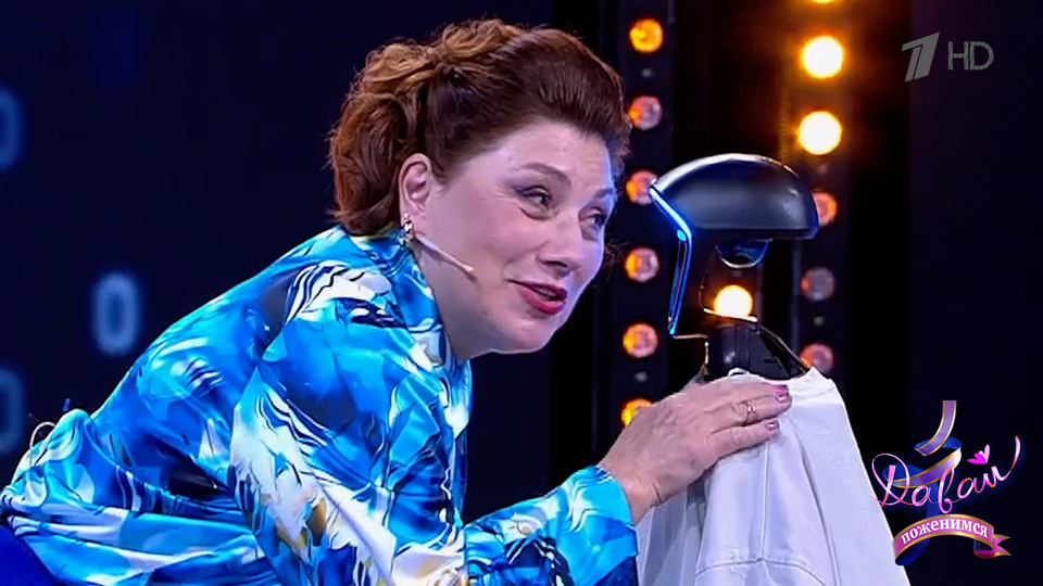 Кадр из программы. Роза Сябитова с роботом