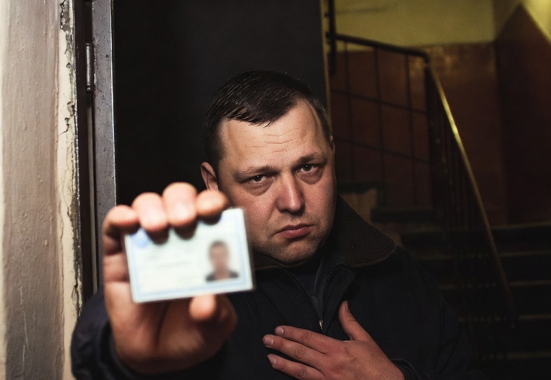 «Откройте, проверка!»: Кого я никогда не пускаю в квартиру, даже если машут удостоверением.