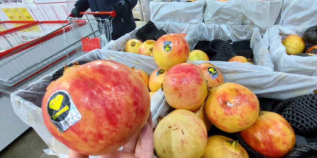 Светофор и низкие цены января. Привезли почвогрунт, шторы, стеллажи и семена. Выбираем камбалу и изюм. Рецепт вкусного салата.