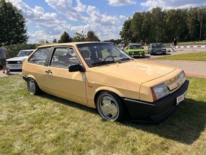 Жёлтая «Лада-Спутник»