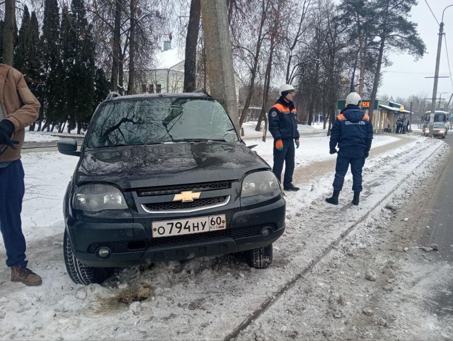 В Пскове «Нива» вылетела на тротуар после столкновения с КамАЗом
Фото: ПАИ