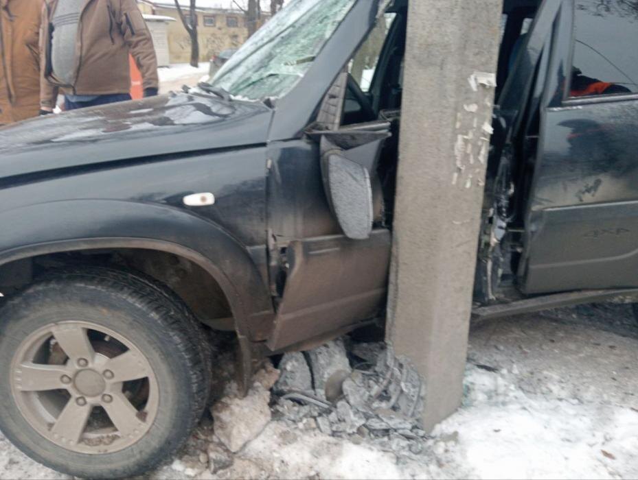 В Пскове «Нива» вылетела на тротуар после столкновения с КамАЗом
Фото: ПАИ