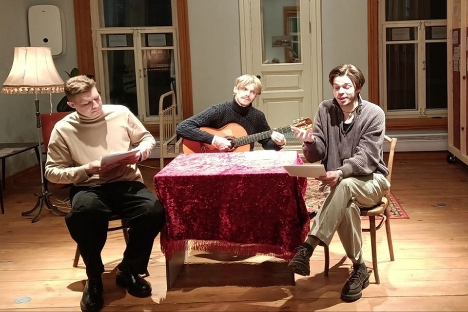    Актеры театра "Грань" озвучили воспоминания жителей дома Маштакова. Татьяна ПЕТУНИНА