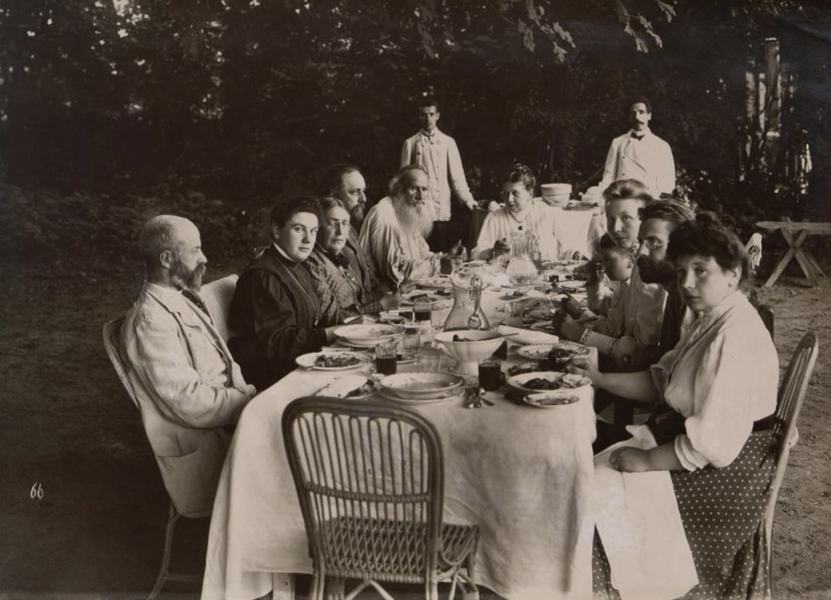 Булла К.К. Толстой Л. Н. с родными и знакомыми. 1908 г. Государственный музей-заповедник Л.Н. Толстого