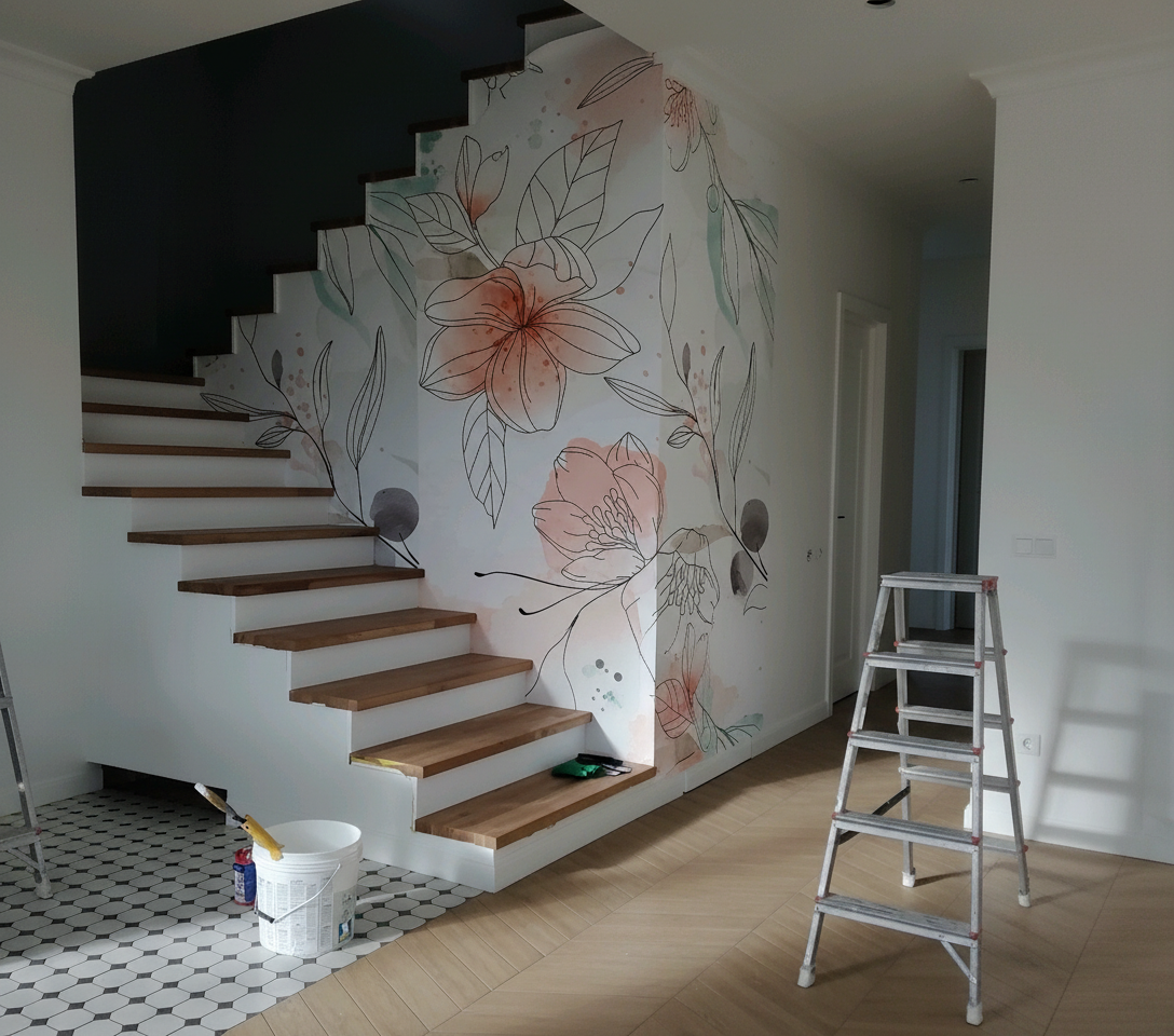 Пример оформления лестничного и дверного проёма флизелиновыми фотообоями VEROL. Артикул на WB: 202814189.