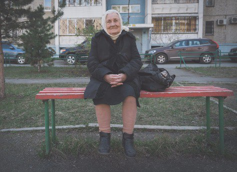 88-летняя бабушка вынесла из подъезда многоэтажки горящую канистру