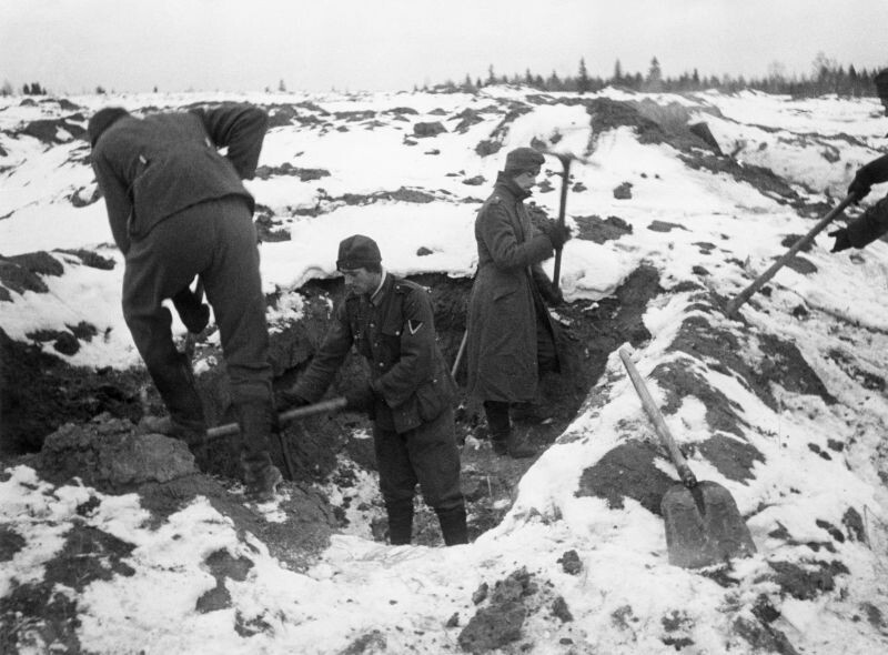 Немецкие солдаты оборудуют позиции в Подмосковье