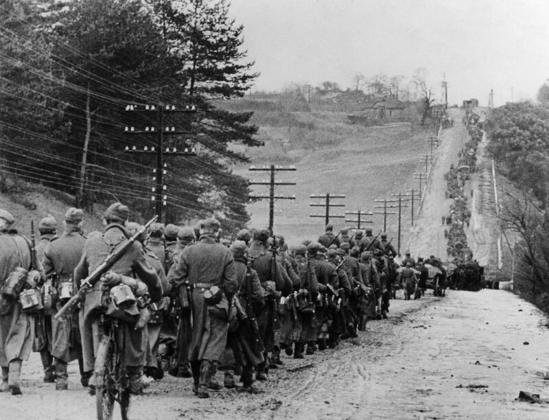 Колонна немецких войск на марше во время Битвы за Москву