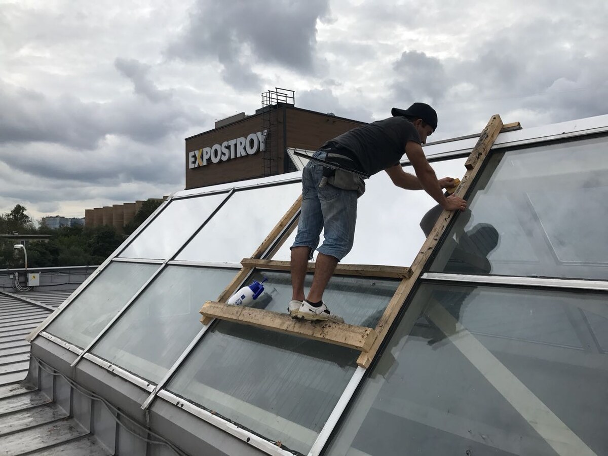 Зеркальная пленка на световом фонаре.