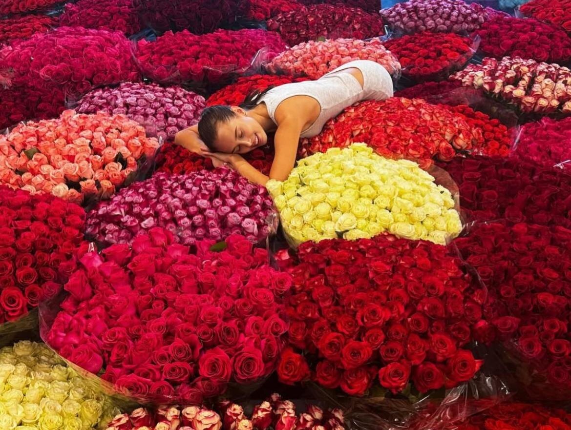 Фото: соцсети. Миллион роз у подъезда Авроры