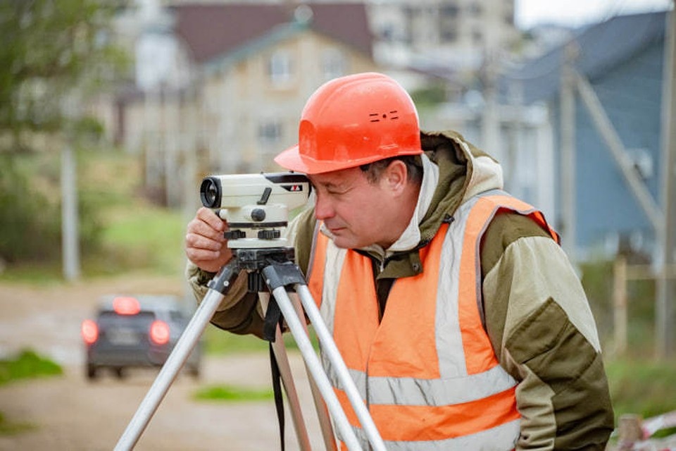    Специалисты проведут геодезическую съемку, сверят данные и внесут актуальные сведения в ЕГРН. Фото: sev.gov.ru