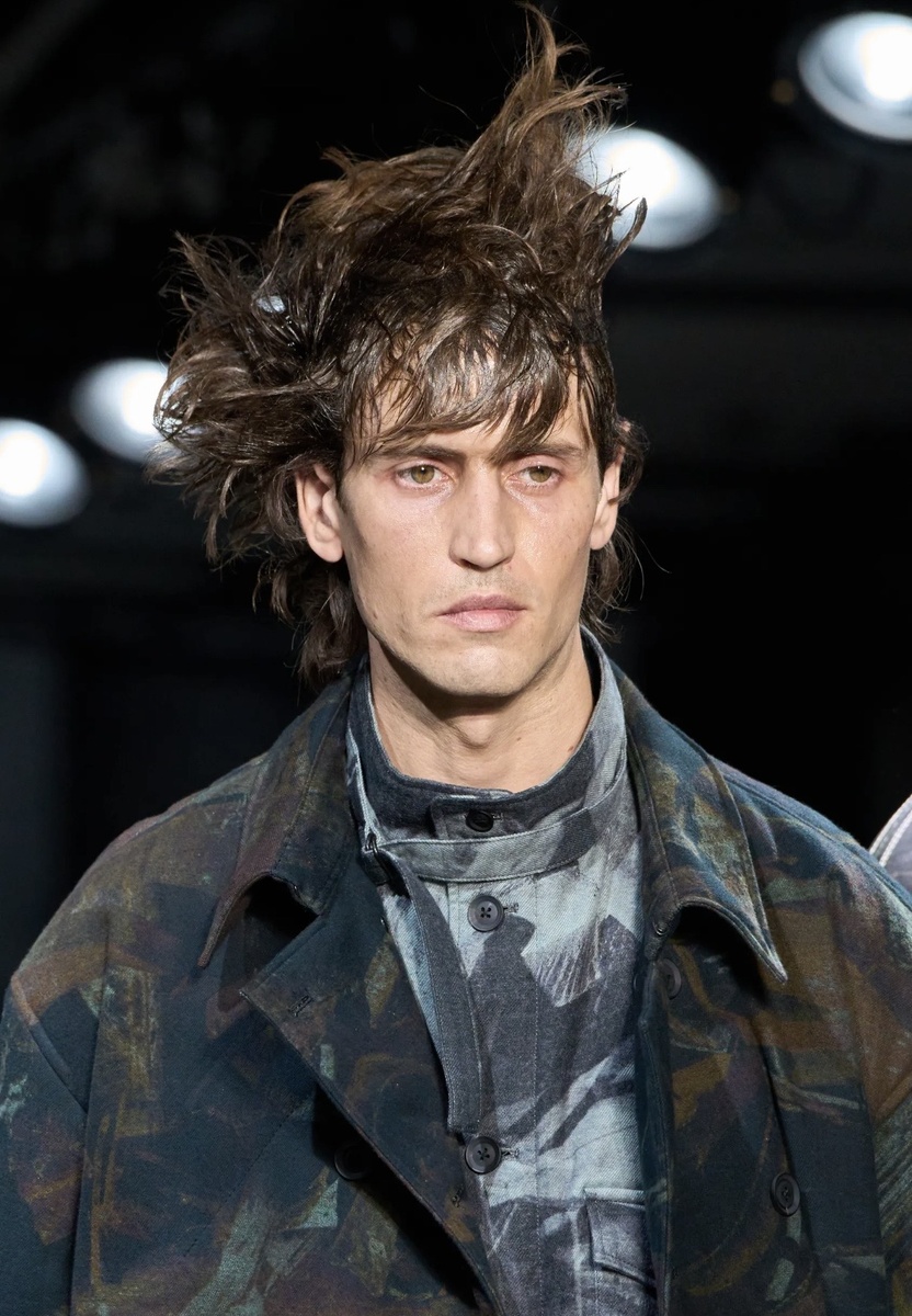    Вкрапления желтого и кокетливые завитки: бьюти-тренды мужской Недели моды осень-зима 2026 (фото 1)