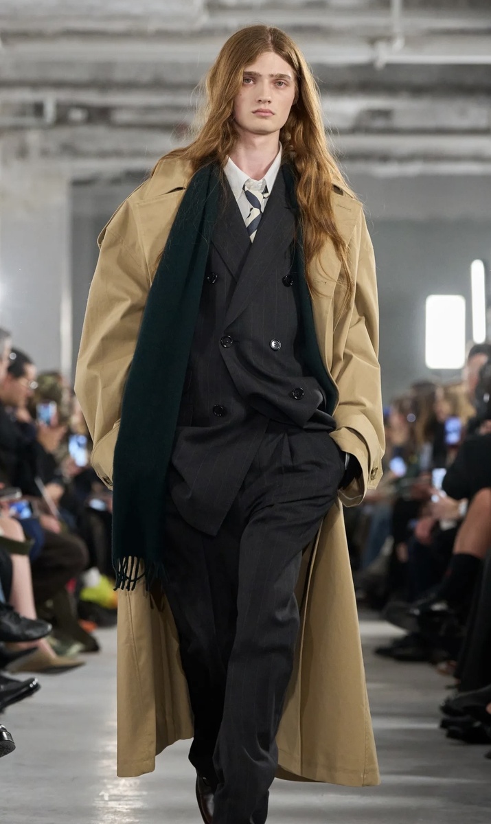    Вкрапления желтого и кокетливые завитки: бьюти-тренды мужской Недели моды осень-зима 2026 (фото 2)