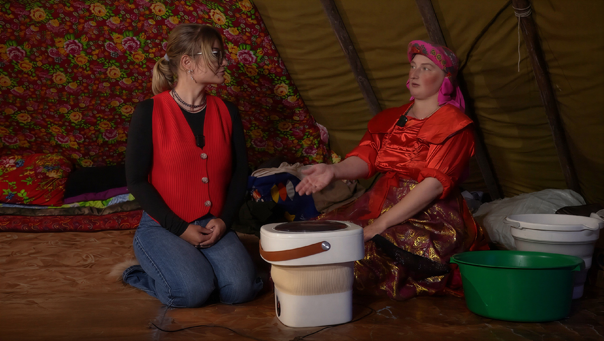 Кадр из программы «Изьватас олэм | Как моются в чуме? Разоблачаем мифы о гигиене оленеводов»/АНО «Ямал-Медиа»