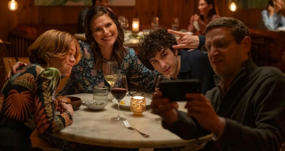 Кадр из сериала «Мебельная компания»