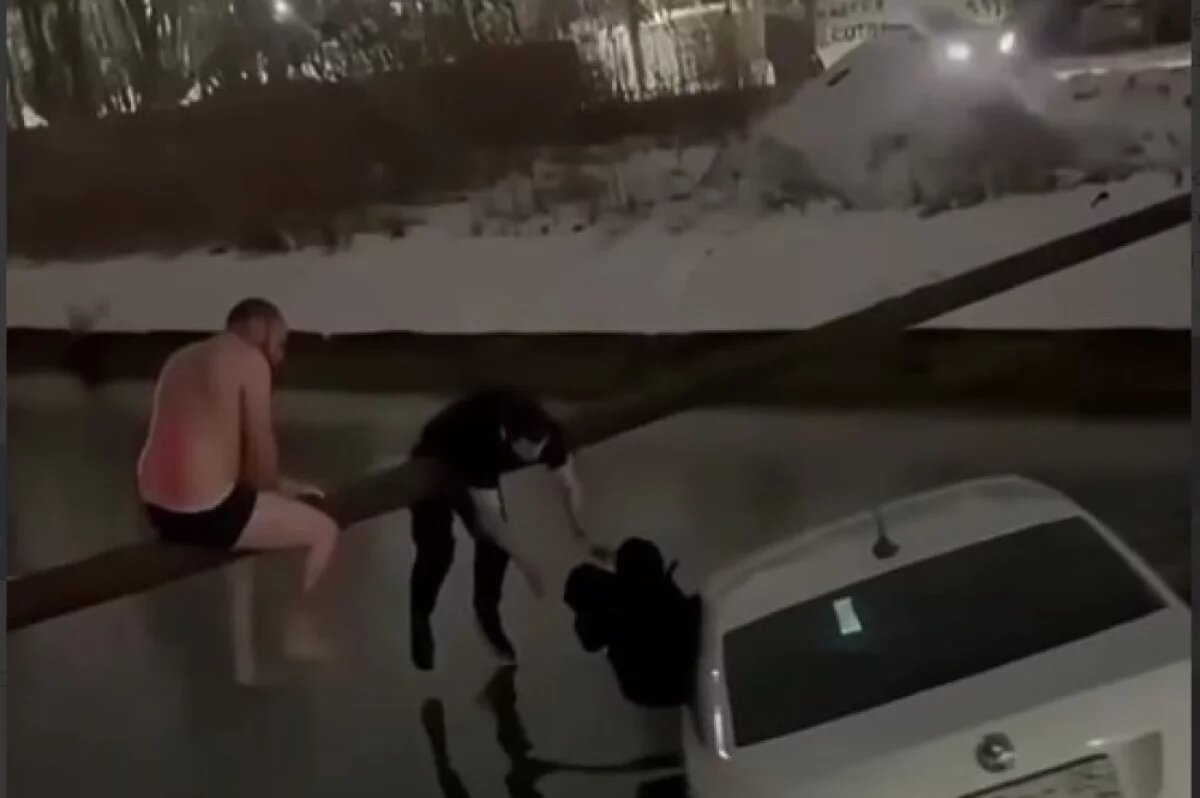    Когда машина съехала в канал, в салоне находились бабушка с четырёхлетним внуком.