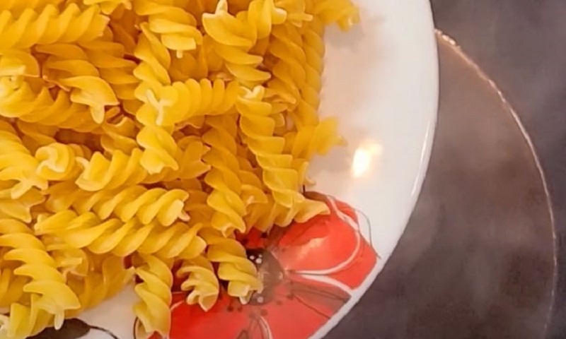 Ленивая сырная запеканка из макарон: как преобразить простые ингредиенты за минимум времени