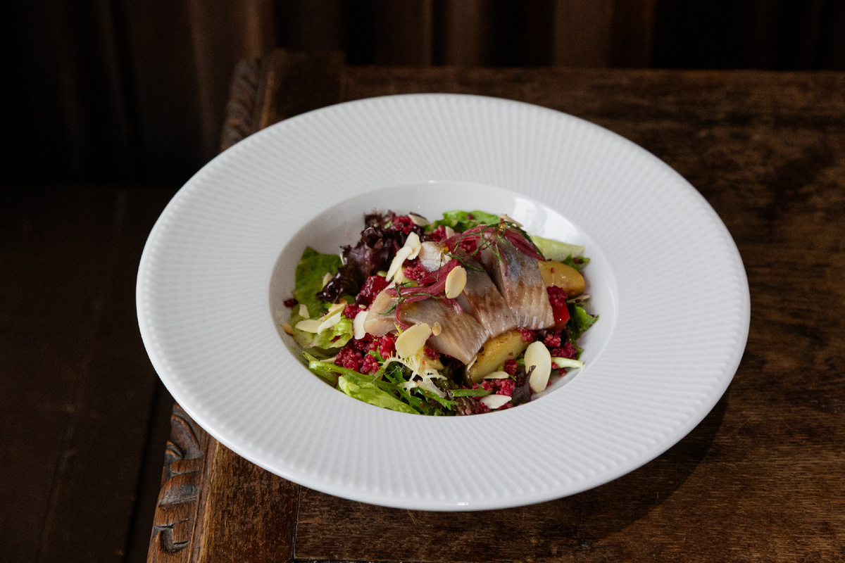 Зеленый салат с сельдью 