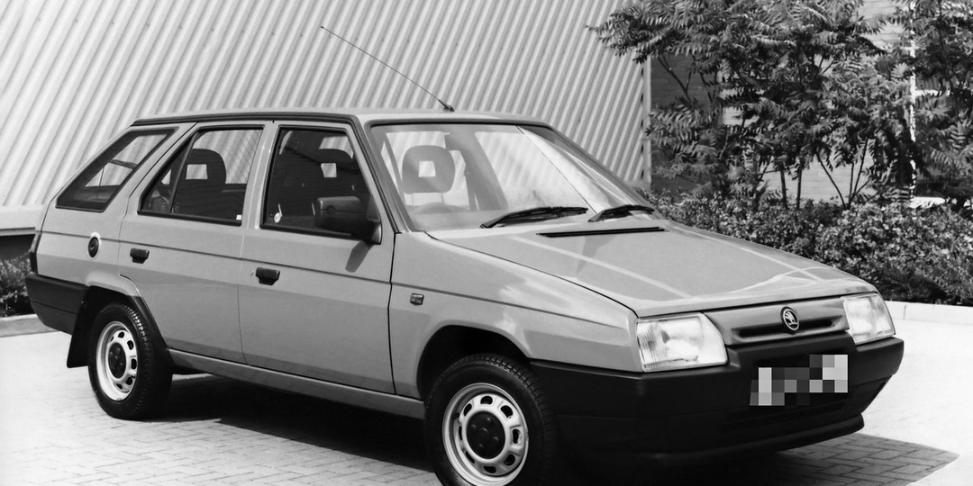 Чем ВАЗ-2109 был лучше своей чешской копии - Шкоды Фаворит, которая появилась в том же 1987 году