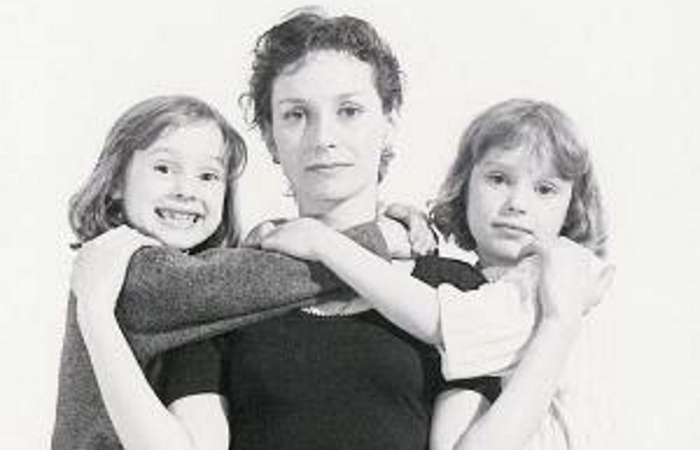    София и Полина Исаевы с матерью Асей Шибаровой. Первые годы их жизни были полны бытовых трудностей.