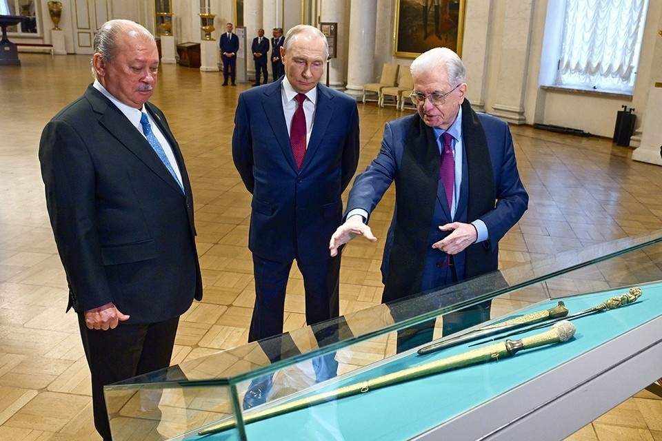    Президент РФ Владимир Путин, верховный глава Малайзии Ибрагим Исмаил (слева) и гендиректор Государственного Эрмитажа Михаил Пиотровский (справа) во время экскурсии по Эрмитажу. Фото: Михаил Синицын/ТАСС